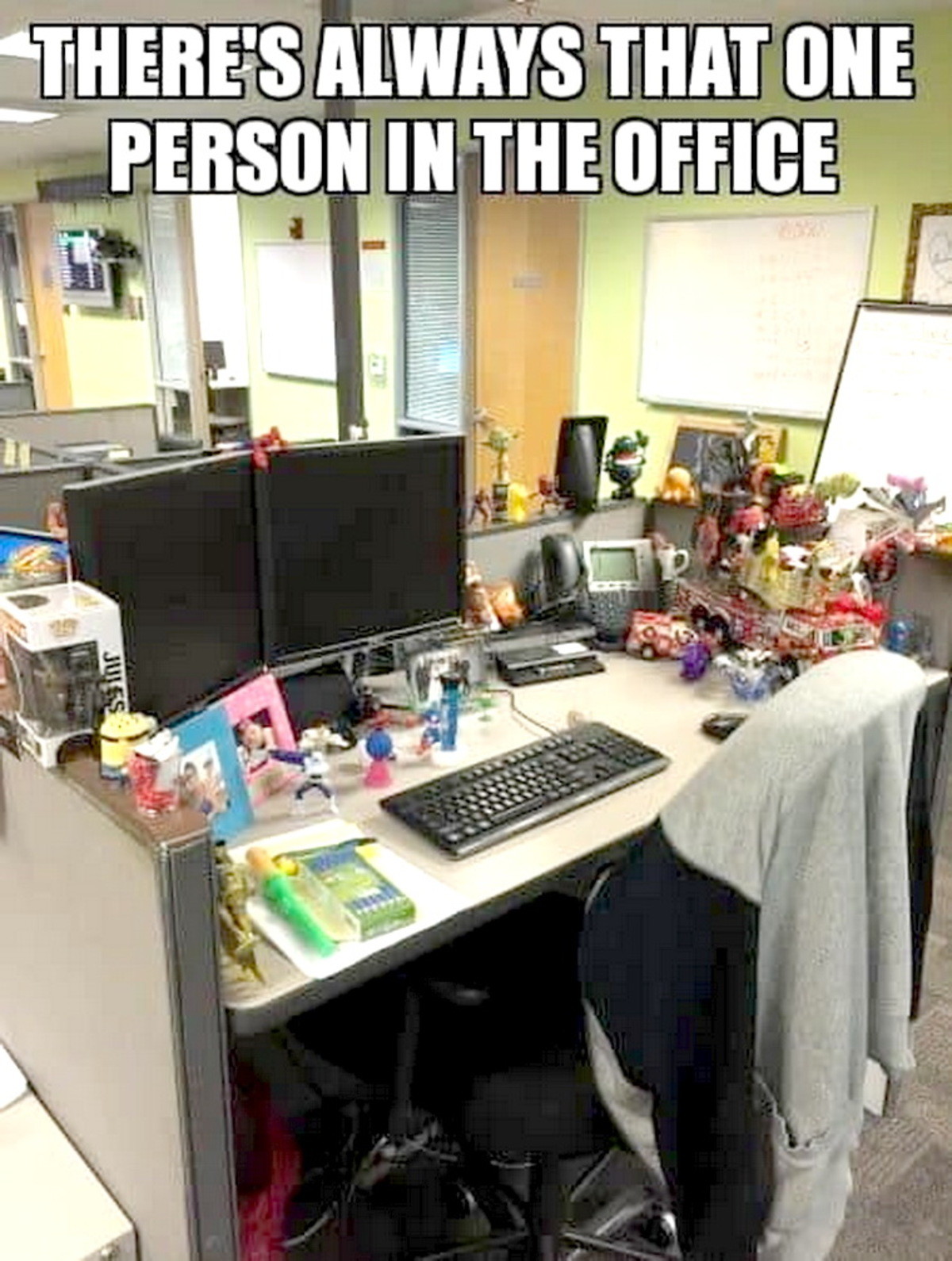 Смешные коллеги в офисе